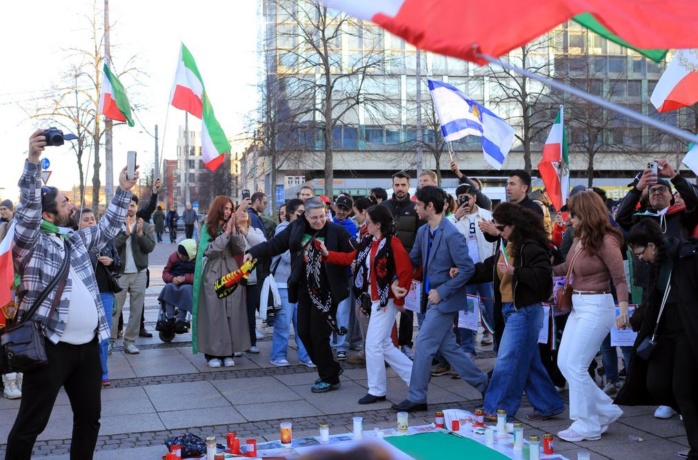 Immer wieder fingen die Menschen an zu tanzen. Foto: Alexander Böhm