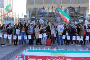 Iran-Kundgebung auf dem Augustusplatz: Ausgelassener Stimmung und politische Forderungen. Foto: Alexander Böhm