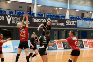 Mit sechs Treffern bei sieben Versuchen und einer insgesamt starken Leistung trug Lisa Lammich einen wichtigen Teil zur letztlich gerechten Punkteteilung bei der HSG Solingen-Gräfrath bei. © HCL