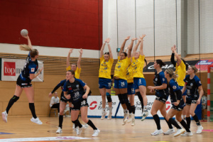 Spielerinnen auf dem Spielfeld