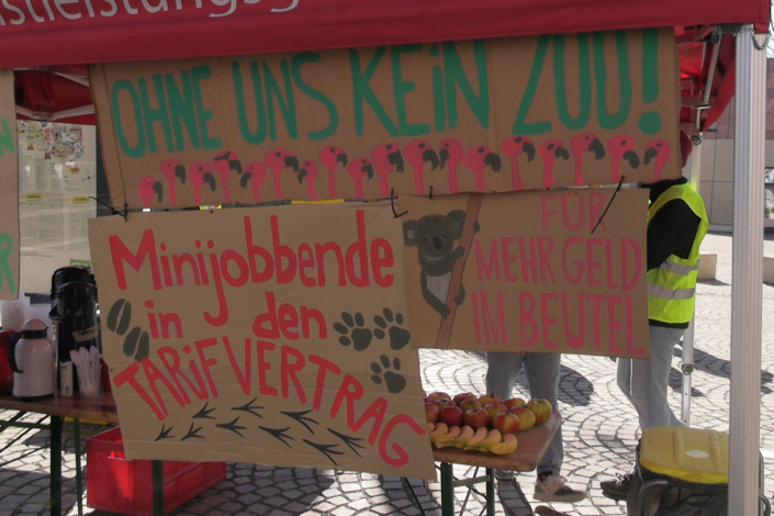 Plakate mit den Forderungen bei der aktiven Mittagspause, Foto: Thomas Köhler