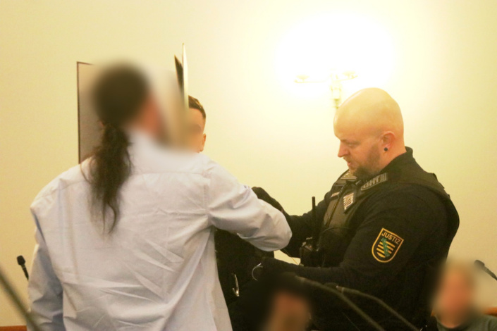 Angeklagtem werden Handfesseln abgenommen.