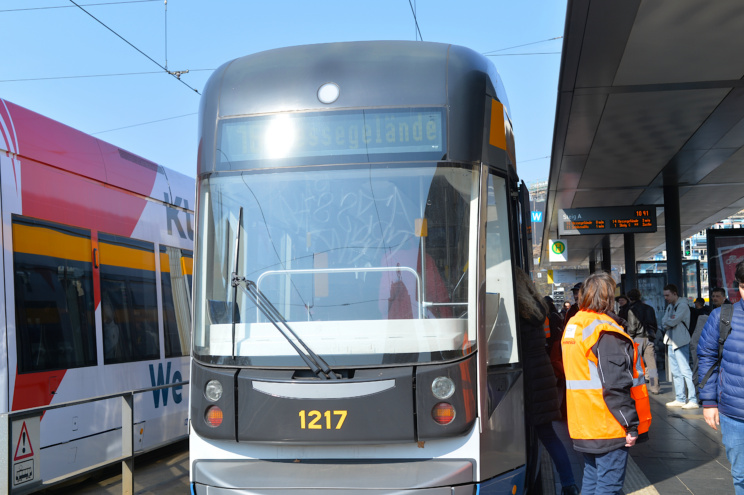 Kurzer Straßenbahn-Takt, Helfer und Durchsagen: Am Hauptbahnhof wurden die zahlreichen Buchmessebesucher am Donnerstag auf den richtigen Weg zum Messegelände geleitet. Foto: Lucas Böhme