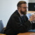 Mann in Robe sitzt im Gerichtssaal.