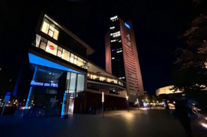 City-Hochhaus ("Uni-Riese") und Uni-Mensa bei Nacht. Foto: Michael Freitag