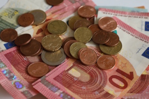 Münzen und Geldscheine