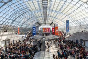 Die Glashalle der Neuen Messe zur Buchmessezeit. Foto: Leipziger Messe