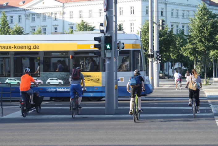 Radfahrer und Straßenbahn am Goerdelerring. Foto: Ralf Julke