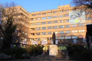 Stasi-Komplex auf dem Matthäikirchhof. Davor das eher unscheinbare Wagner-Denkmal. Foto: Ralf Julke