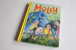 Molly mittendrin. Eine Nacht im Zelt. Foto: Ralf Julke