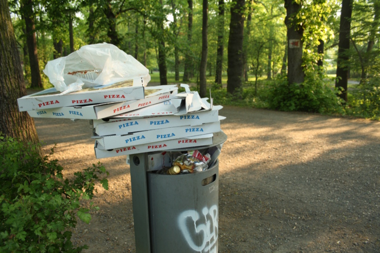 Verpackungen füllen die Papierkörbe in den Leipziger Parks. Foto: Ralf Julke