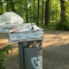 Verpackungen füllen die Papierkörbe in den Leipziger Parks. Foto: Ralf Julke