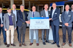 Übergabe des SIAS-ÖV-Förderbescheids durch Wirtschaftsminister Dirk Panter mit Leipzigs Baubürgermeister Thomas Dienberg und LVB-Geschäftsfüher Ulf Middelberg. Foto: Freistaat Sachsen/Sächsisches Staatsministerium für Wirtschaft, Arbeit, Energie und Klimaschutz