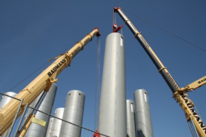 Aufbau der Fernwärmespeicher auf dem Gelände der Leipziger Stadtwerke 2014. Foto: Ralf Julke