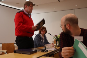 Helmut Stadeler mit einem Band der Reihe „Villenstadt Blankenburg“. Foto: Ralf Julke
