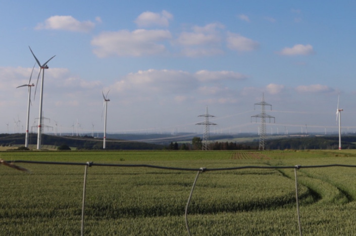 Der Ausbau von Stromnetzen und Speichern ist sinvoller als jedes Atomkraftwerk. Foto: Sabine Eicker