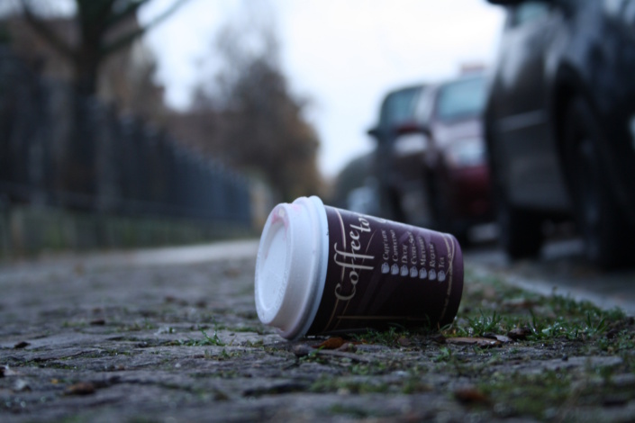 Wenn der Wegwerfbecher einfach weggeworfen wird. Foto: Ralf Julke