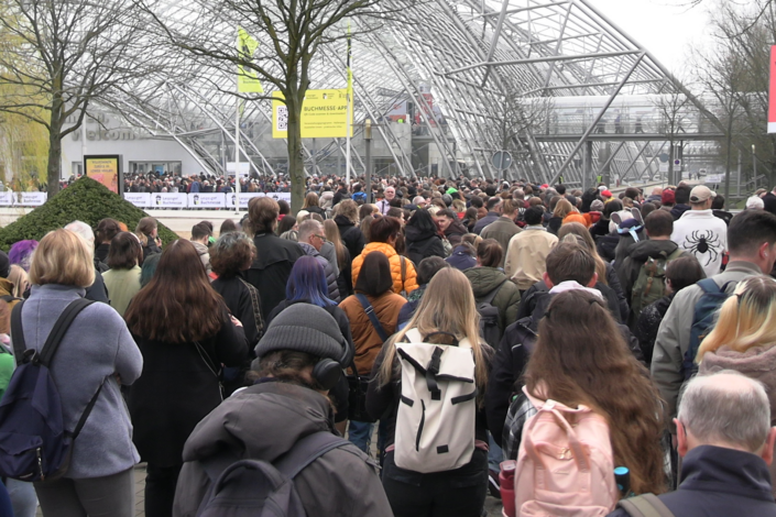 Viel Gedränge vor dem Eingang zur Buchmesse. Foto: Thomas Köhler