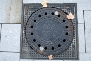 Auch auf Leipzigs Gullydeckeln findet man das Stadtwappen. Foto: Ralf Julke
