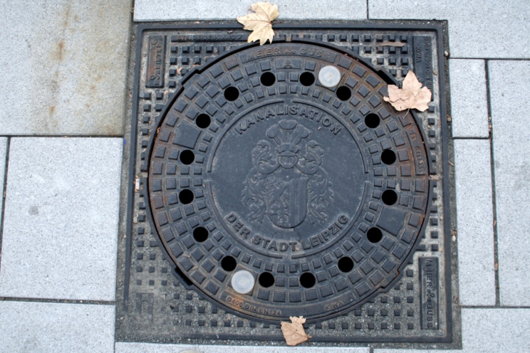 Auch auf Leipzigs Gullydeckeln findet man das Stadtwappen. Foto: Ralf Julke