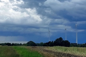 Dunkle Wolken, Windräder in Landschaft,