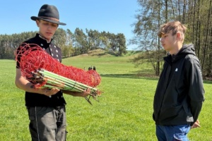 Lehrlinge unter sich: Manuel Eric Pendzialek (l.) erklärt den Umgang mit einem Weidezaun. Foto: Maikirschen