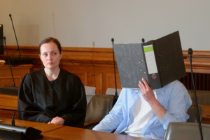 Angeklagter mit Anwältin.