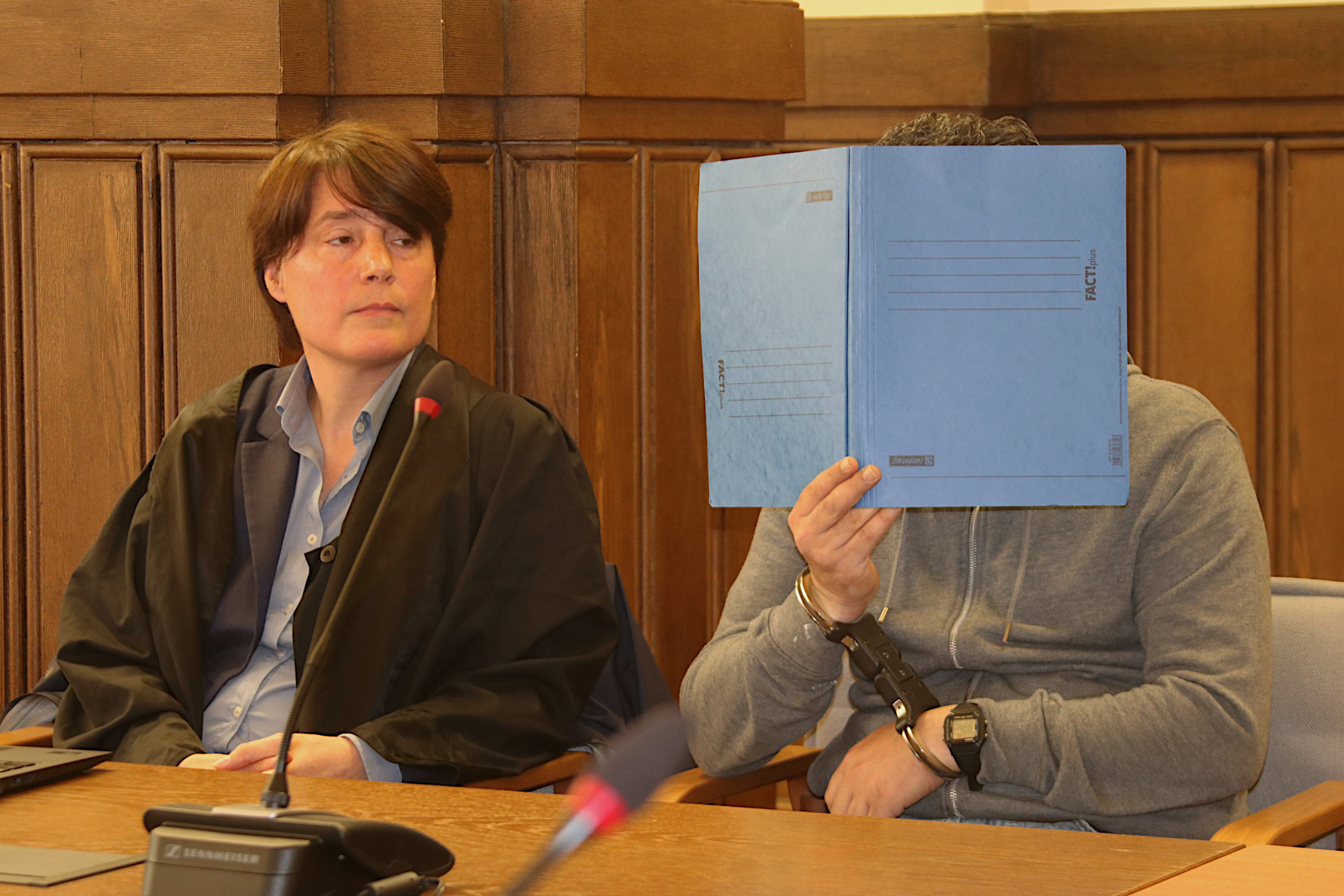 Angeklagter und Verteidigerin.