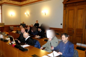 Blick zur Anklagebank.