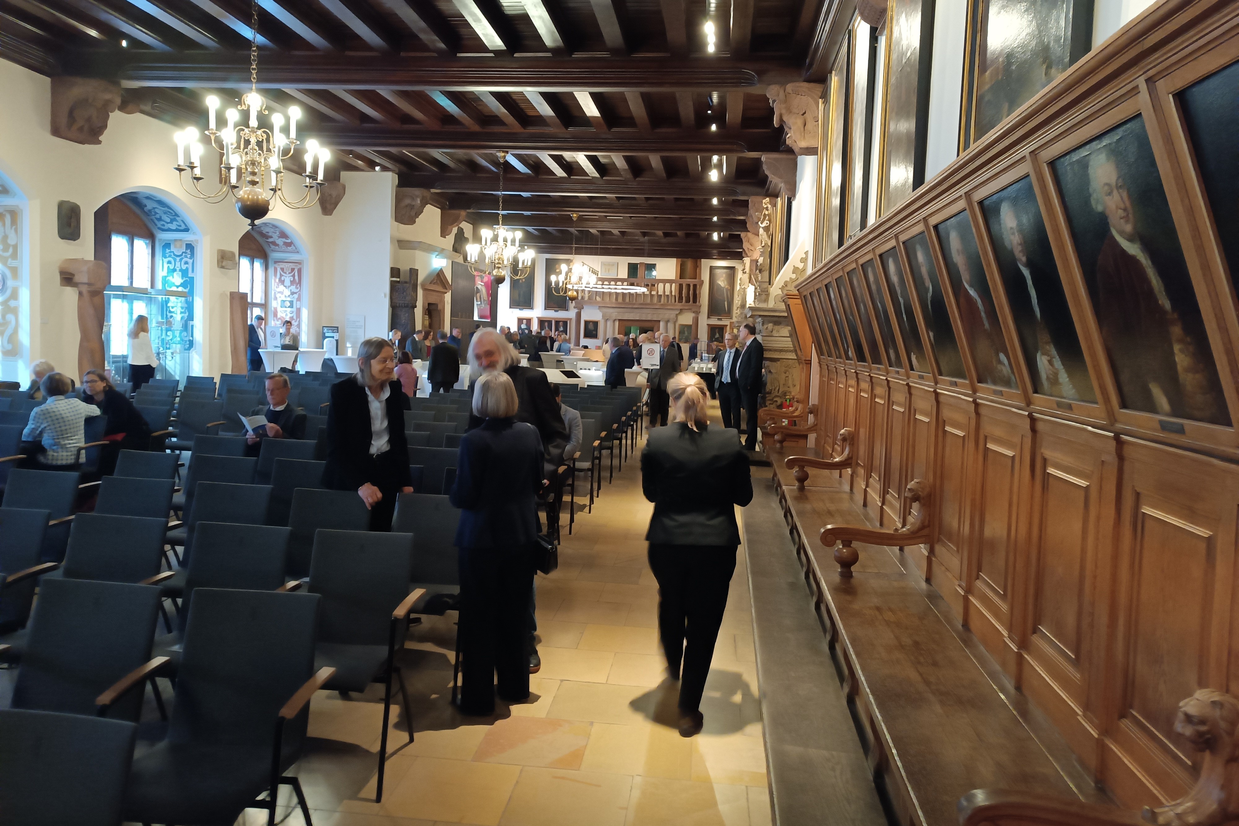 Ehrungen, Mahnungen, Neumitglieder, KI und etwas Landtagswahlkampf in der Akademie + Videos