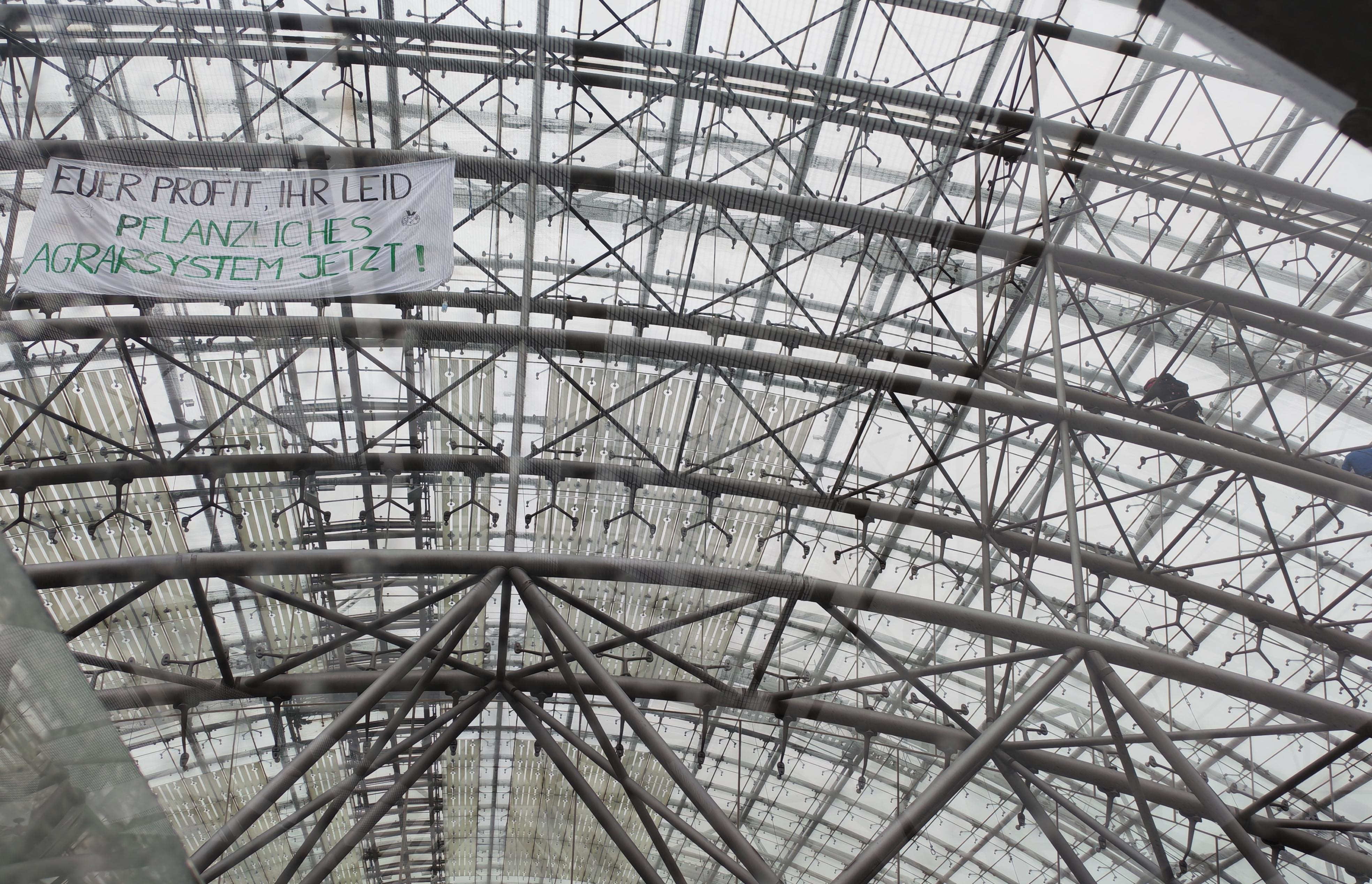 Spektakuläre Banneraktion am Freitagmorgen in luftiger Höhe von Tierrechtsaktivisten der Gruppe „Animal Rebellion.“ Quelle: Animal Rebellion Leipzig