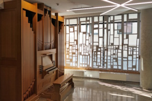 Die Klop-Orgel im Eingangsbereich der Hochschule. Kimuha, CC BY-SA 4.0, https://commons.wikimedia.org/w/index.php?curid=153122600