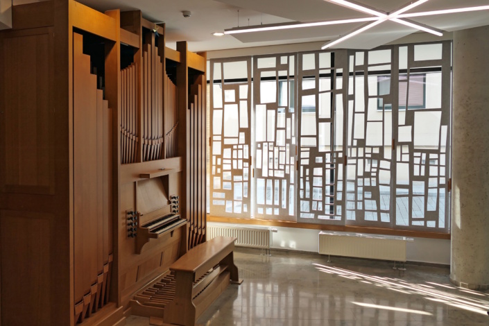 Die Klop-Orgel im Eingangsbereich der Hochschule. Kimuha, CC BY-SA 4.0, https://commons.wikimedia.org/w/index.php?curid=153122600