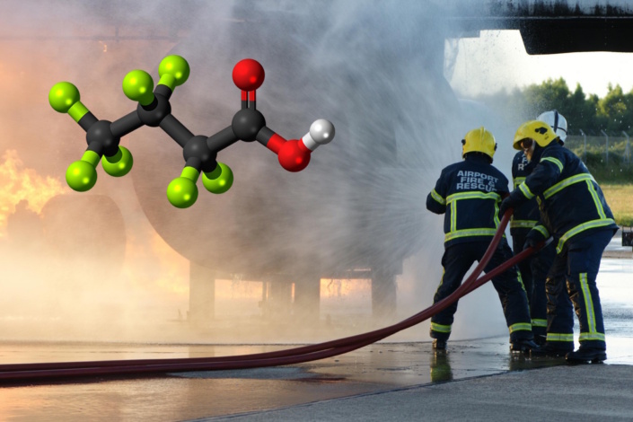 Kurzkettige PFAS wie Perfluorbutansäure gelangen beispielsweise über Feuerlöschschäume in die Umwelt und bauen sich nur sehr langsam oder gar nicht ab. Foto: burnstuff2003_AdobeStock