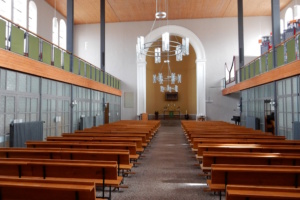 Innenansicht mit Blick zum Altar. Urfin7, CC BY-SA 4.0, https://commons.wikimedia.org/w/index.php?curid=55200872