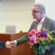 Peter Heilker erhält Blumen und Glückwünsche.