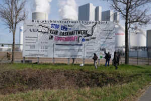 Bei einer Plakataktion von Ende Gelände am Kraftwerk Lippendorf. Foto: Ende Gelände