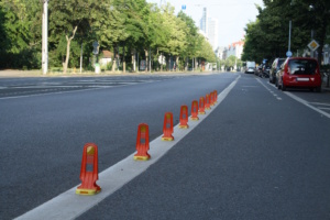 Die "Leitboys" in der Dresdner Straße. Foto: Ralf Julke