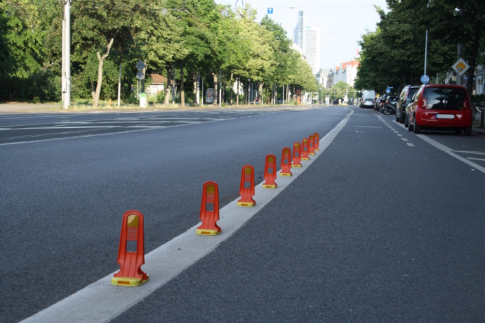 Die "Leitboys" in der Dresdner Straße. Foto: Ralf Julke