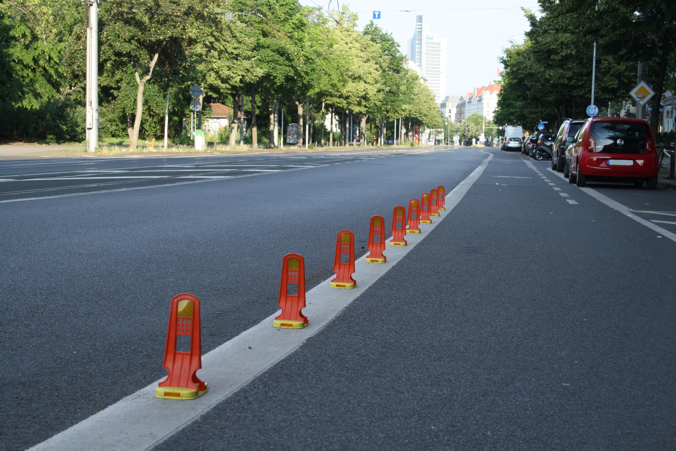 Dresdner Straße: Die Leitboys vor der Sparkasse haben das Kurz-mal-Parken-Problem nicht gelöst