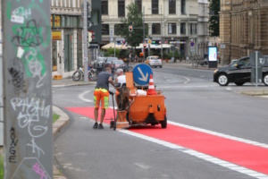 Arbeiten zur Rot-Einfärbung der Fahrradweiche am Wilhelm-Leuschner-Platz (Symbolbild). Foto: Lucas Böhme