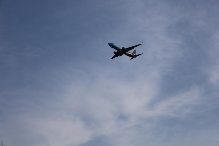Frachtflieger über der Stadt. Foto: Ralf Julke