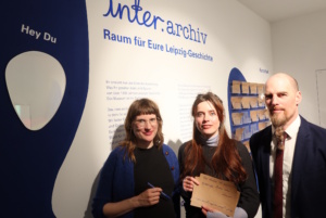 Anja Seitz und Nora Ueberhorst vom Kollektiv krudebude und Aiko Wulff vom Stadtgeschichtlichen Museum Leipzig präsentieren das inter.archv im Alten Rathaus. Foto: Stadtgeschichtliches Museum Leipzig