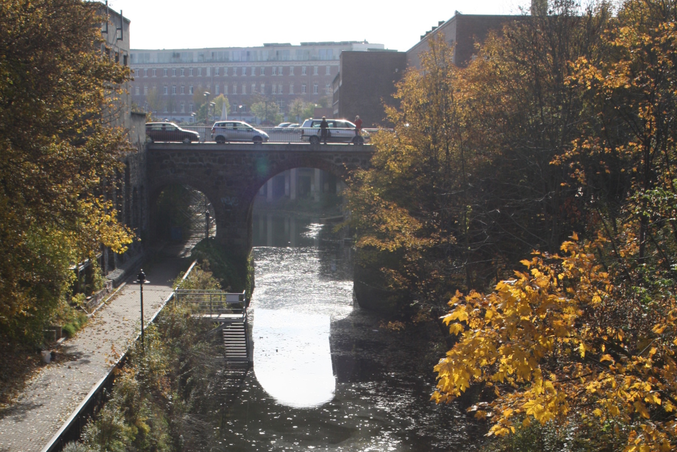 Der Karl-Heine-Kanal mit dem uferseitigen Geh- und Radweg. Foto: Ralf Julke