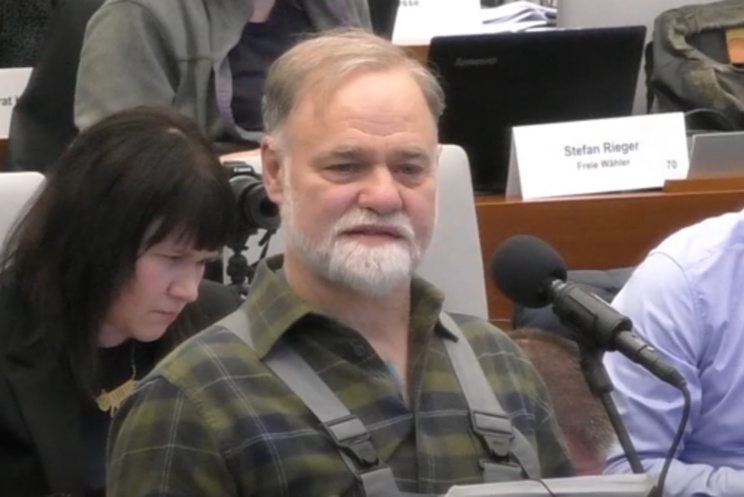 Herr Ralf Kohl in der Einwohnerfragestunde. Foto: Livestream der Stadt Leipzig