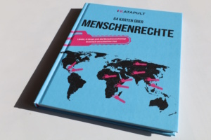 64 Karten über Menschenrechte. Foto: Ralf Julke