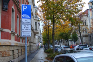 Bewohnerparken im Waldstraßenviertel. Foto: Ralf Julke