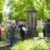 Das ehrenamtliche Engagement zur Erhaltung der Kulturdenkmale ist gelebtes Miteinander, bedeutet Teilhabe und Demokratie vor Ort, ganz konkret wie hier auf dem Eliasfriedhof in Dresden. © Landesamt für Denkmalpflege Sachsen/Sven Pank