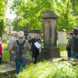 Das ehrenamtliche Engagement zur Erhaltung der Kulturdenkmale ist gelebtes Miteinander, bedeutet Teilhabe und Demokratie vor Ort, ganz konkret wie hier auf dem Eliasfriedhof in Dresden. © Landesamt für Denkmalpflege Sachsen/Sven Pank