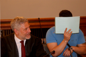 Angeklagter mit Anwalt.